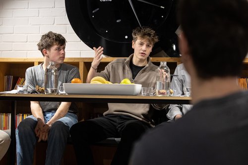 Za mizo / Foto: Katja Kodba